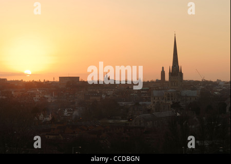 Norwich skyline panoramico al crepuscolo Foto Stock