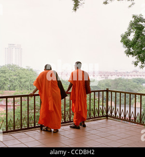 Due monaci buddisti su la collina di San Paolo in Malacca Malacca in Malesia in Estremo Oriente Asia sud-orientale. Il buddismo Reportage di Viaggio Foto Stock