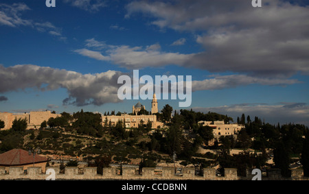 Vista della Dormizione abbazia benedettina sul Monte Sion, la città vecchia di Gerusalemme Est Israele Foto Stock