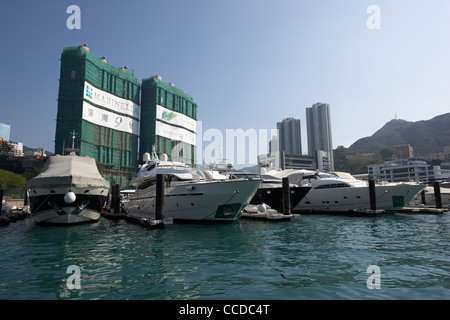 Lusso costoso motoscafo incrociatori ormeggiata nel porto di Aberdeen marina hong kong RAS di Hong kong cina asia Foto Stock