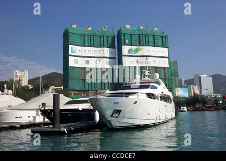 Lusso costoso motoscafo incrociatori ormeggiata nel porto di Aberdeen marina hong kong RAS di Hong kong cina asia Foto Stock