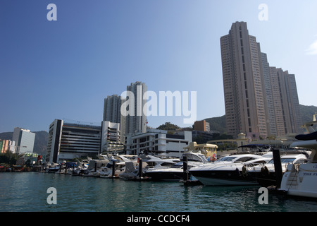 Lusso costoso motoscafo incrociatori ormeggiata nel porto di Aberdeen marina hong kong RAS di Hong kong cina asia Foto Stock