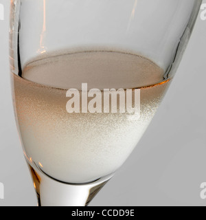 Studio fotografico di un vetro di champagne dettaglio a caldo con effetti di luce nella parte posteriore grigia Foto Stock