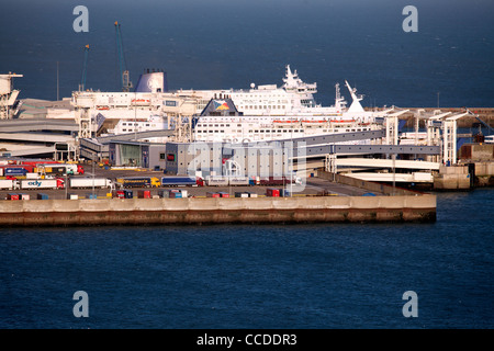 Ferries ancorato in Dover Foto Stock