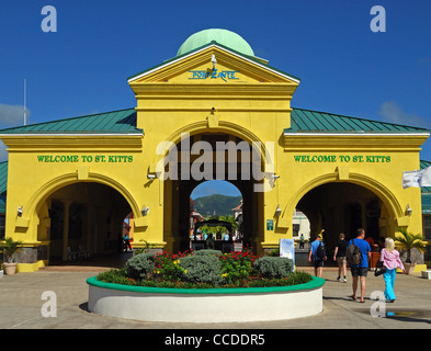 Porto gateway di benvenuto che conduce in città, Basseterre, Saint Kitts e Nevis, Caraibi, West Indies. Foto Stock