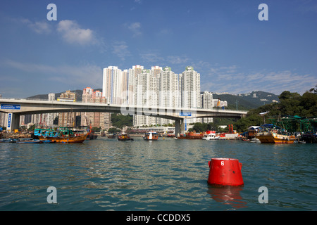 Il porto di Aberdeen e ap lei chau bridge hong kong RAS di Hong kong cina asia Foto Stock