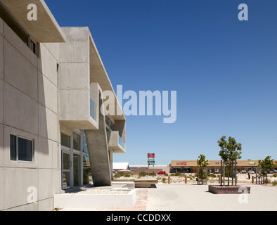 Khayelitsha thusong service center makeka design lab Città del Capo Sud africa obliquo in elevazione esterna della struttura in calcestruzzo Foto Stock