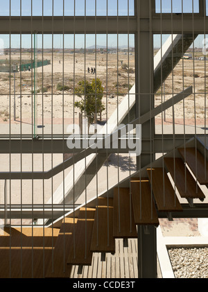 Khayelitsha thusong service center makeka design lab Città del Capo Sud africa scalinata elevazione con vista attraverso di wasteland Foto Stock