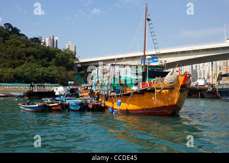 Grandi e piccole barche da pesca nel porto di Aberdeen al di sotto del ap lei chau bridge hong kong RAS di Hong kong cina asia Foto Stock