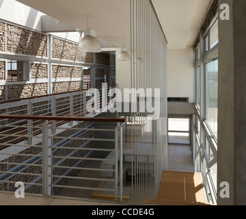 Khayelitsha thusong service center makeka design lab Città del Capo Sud africa galleria interna con scalinata e foyer Foto Stock