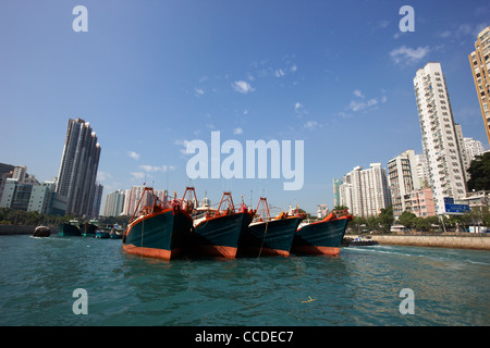 Fila di barche da pesca ancorate nel centro del porto di Aberdeen hong kong RAS di Hong kong cina asia Foto Stock