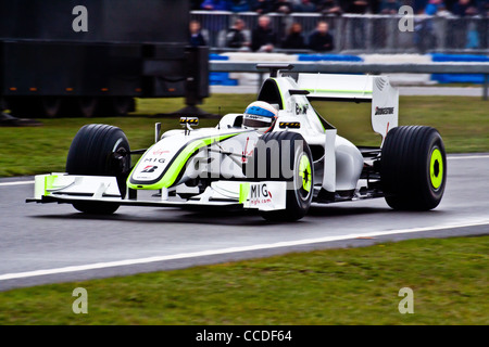 La Brawn GP a Powered by Mercedes Benz a Mercedes Benz World, guidato da Anthony Davies Foto Stock