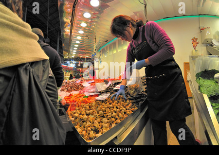 Barcellona, Spagna. Il mercato della Boqueria. Pesce e frutti di mare in stallo Foto Stock