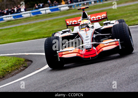 Lewis Hamilton guida attorno a Powered by Mercedes Benz a Mercedes Benz World Foto Stock