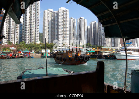 Sampan gita in barca intorno al villaggio galleggiante nel porto di Aberdeen hong kong RAS di Hong kong cina asia Foto Stock