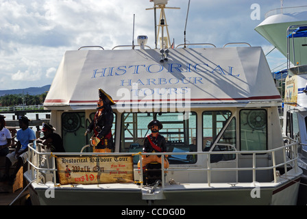 Crociera nel Porto di barca con statue dei pirati a bordo, St. Johns, Antigua, Isole Sottovento, Caraibi, West Indies. Foto Stock