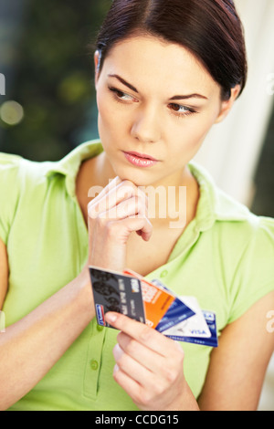 Donna che mantiene le carte di credito Foto Stock