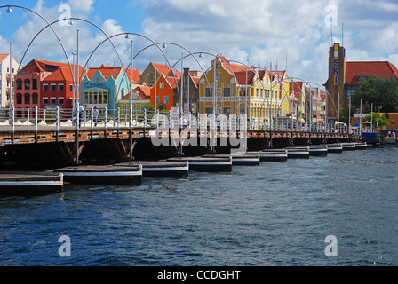 Waterfront con la Queen Emma Bridge Pontone in primo piano, Willemstad, Curacao, olandese Antiles, Caraibi, West Indies. Foto Stock