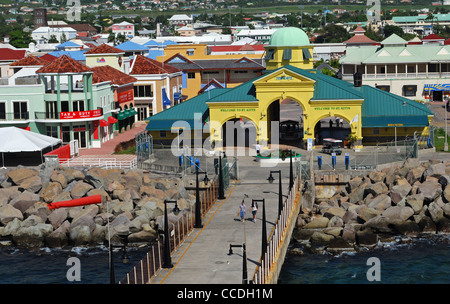 Porto gateway di benvenuto che conduce in città, Basseterre, Saint Kitts e Nevis, Caraibi, West Indies. Foto Stock