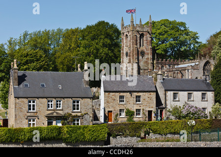 Cottage e St Giles chiesa nel pittoresco quartiere di picco villaggio di Hartington, Derbyshire. Foto Stock