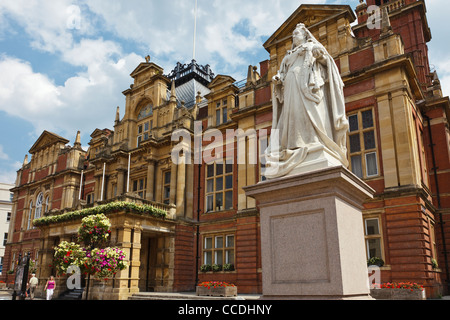 Il Municipio Hall e Queen Victoria statua, Leamington Spa Warwickshire, Inghilterra Foto Stock