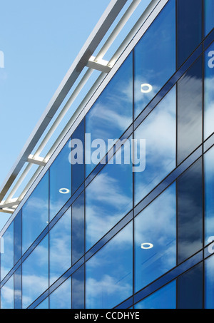 Uno tudor street, tp Bennett, città di Londra, Regno Unito, 2009. close up shot astratta la facciata di vetro che mostra la riflessione del cielo blu Foto Stock