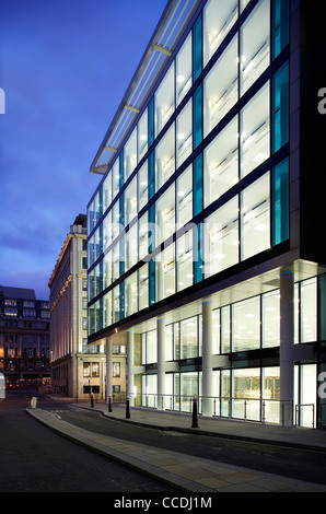 Uno tudor street, tp Bennett, città di Londra, Regno Unito, 2009. una generale ripresa esterna che mostra la facciata di vetro illuminate di notte Foto Stock