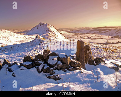 Chrome Hill in inverno, Colomba superiore Valle , Peak District. Parco nazionale Foto Stock
