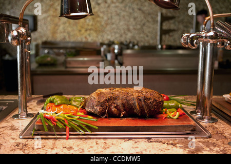 Fresh bistecca di manzo alla stazione di intaglio di un resort è a buffet Foto Stock