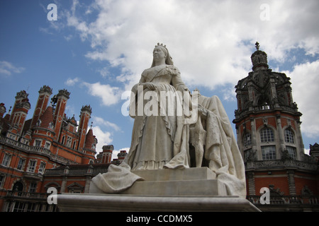 Statua della regina Victoria del fondatore del Palazzo Royal Holloway College Foto Stock