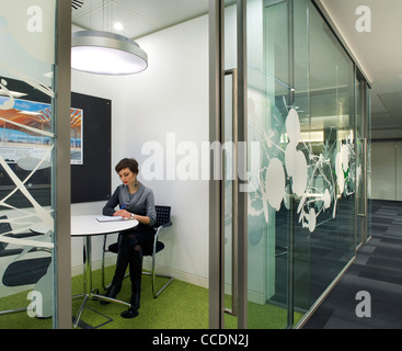 HOK UFFICI HOK ARCHITETTI QUBE edificio 90 WHITFIELD Street London UK 2009 vista interna mostra una donna che lavora in un Foto Stock
