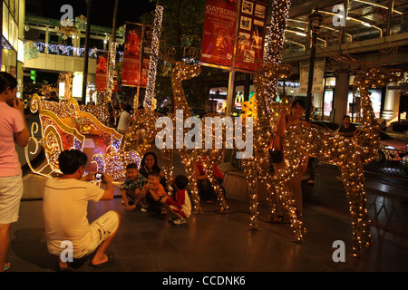 Le persone che la foto con Santa sleigh , Natale al Gaysorn Plaza shopping mall di Bangkok Foto Stock