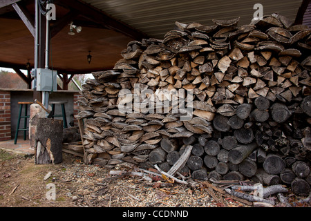 Legna da ardere è impilato fino al di fuori di una casa in North Carolina a prepararsi per la prossima stagione invernale Foto Stock