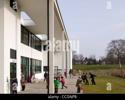 WEMBLEY SCUOLA PRIMARIA WALTERS E COHEN 2009 obliqua ELEVAZIONE DEL SUD CON I BAMBINI A GIOCARE Foto Stock