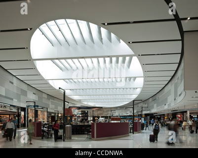 Sydney Airport Terminal 1 partenze Woodhead Architettura Interni PROGETTAZIONE Sydney 2010 Vista del lucernario soffitto sopra Foto Stock