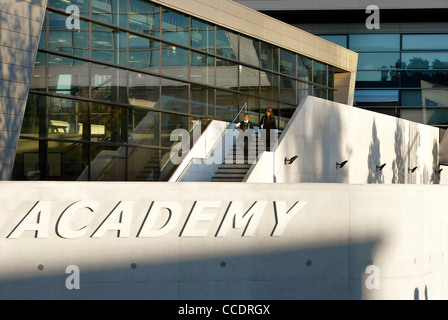 EVELYN GRACE ACADEMY, Zaha Hadid Architects di Londra, 2010, esterno con digital signage Foto Stock