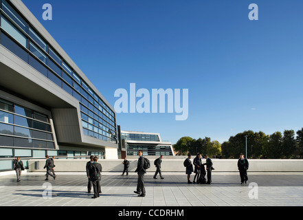 EVELYN GRACE ACADEMY, Zaha Hadid Architects di Londra, 2010, ESTERNO DELLA SCUOLA CON GLI ALUNNI Foto Stock