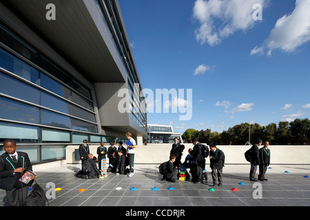 EVELYN GRACE ACADEMY, Zaha Hadid Architects di Londra, 2010, ESTERNO CON GLI ALUNNI Foto Stock