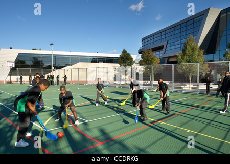 EVELYN GRACE ACADEMY, Zaha Hadid Architects di Londra, 2010, ESTERNA CON ALUNNI DI SPORT Foto Stock