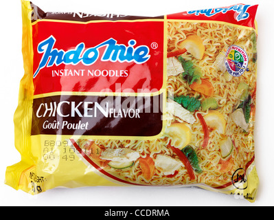 Indomie tagliatelle istante sapore di pollo prodotte in Indonesia e in Nigeria Foto Stock