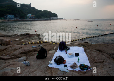 Beni abbandonati e vestiti su un telo da spiaggia su St Stephens Beach, Stanley, England Regno Unito Foto Stock