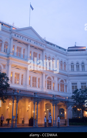 Il Raffles Hotel di Singapore, uno dei più famosi hotel in Asia. Foto viene scattata la sera. Foto Stock