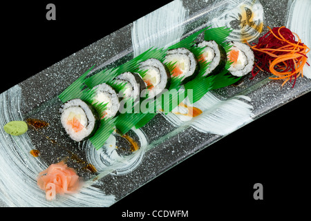 Piastra Sushibar isolato su nero Studio Shot Foto Stock