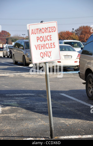 Autorizzati i veicoli della polizia solo segno nel parcheggio, STATI UNITI D'AMERICA Foto Stock