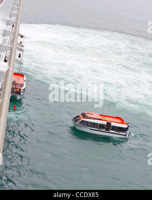 MSC Armonia le imbarcazioni di salvataggio di ricongiungersi alla nave Foto Stock