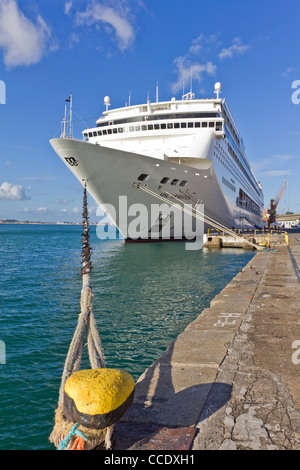 Dettaglio della nave da crociera MSC Armonia ancorato mostra linee di ormeggio o cime Foto Stock