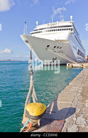 Dettaglio della nave da crociera MSC Armonia ancorato mostra linee di ormeggio o cime Foto Stock