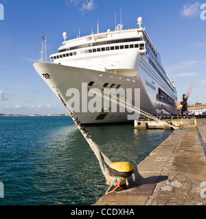 Dettaglio della nave da crociera MSC Armonia ancorato mostra linee di ormeggio o cime Foto Stock