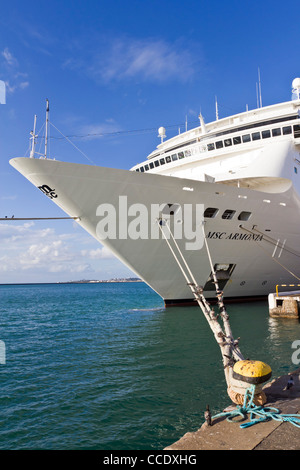 Dettaglio della nave da crociera MSC Armonia ancorato mostra linee di ormeggio o cime Foto Stock