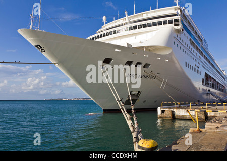 Dettaglio della nave da crociera MSC Armonia ancorato mostra linee di ormeggio o cime Foto Stock